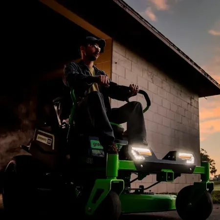 Райдер садовый аккумуляторный с нулевым радиусом разворота GREENWORKS Zero Turn Crossover, GC82ZT107, 82V (7404107)